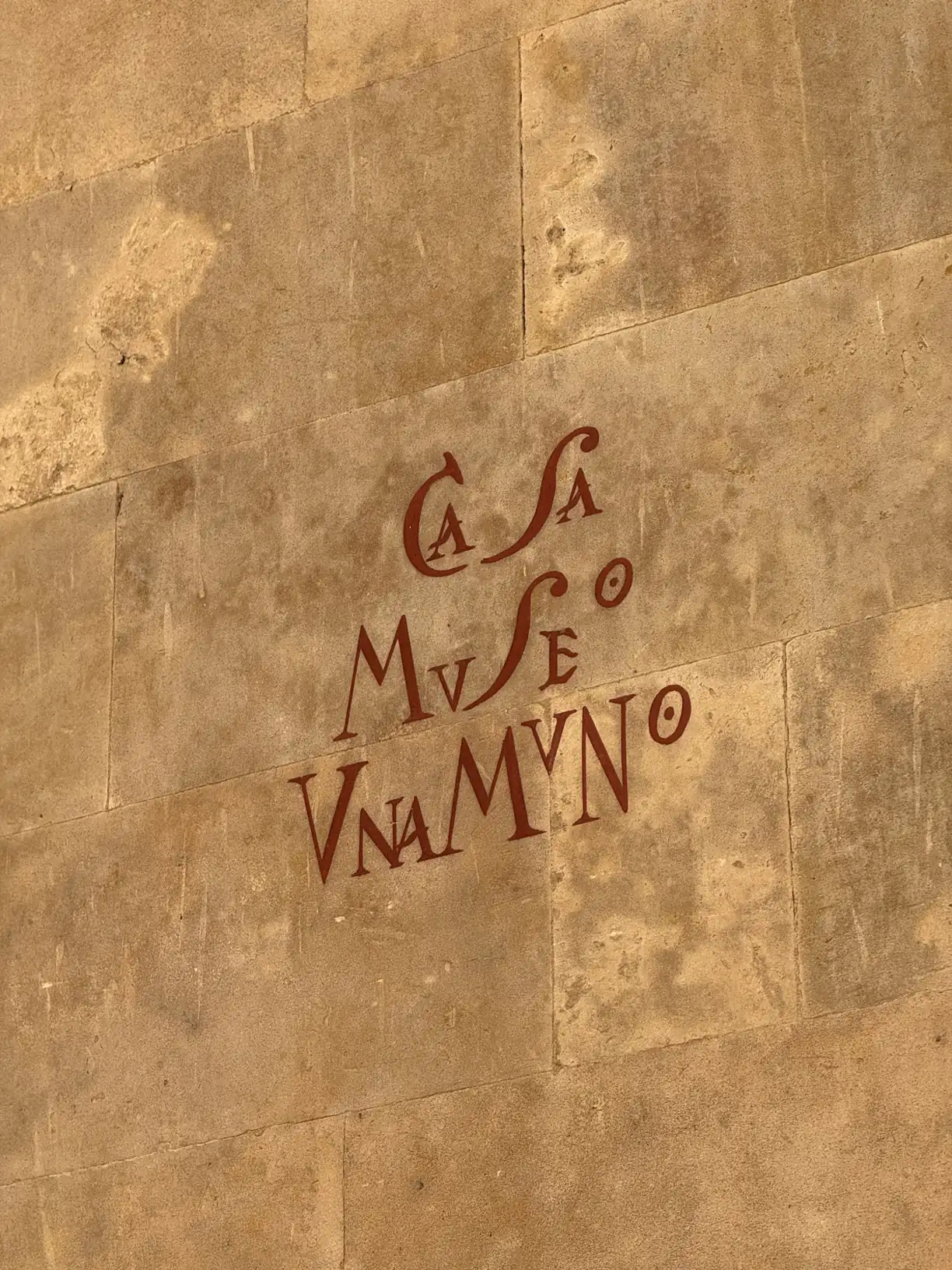 Rótulo pintado a mano 'Casa Museo Unamuno' sobre la piedra de Villamayor en la fachada. Foto propia La Maleta Inquieta, junio 2026