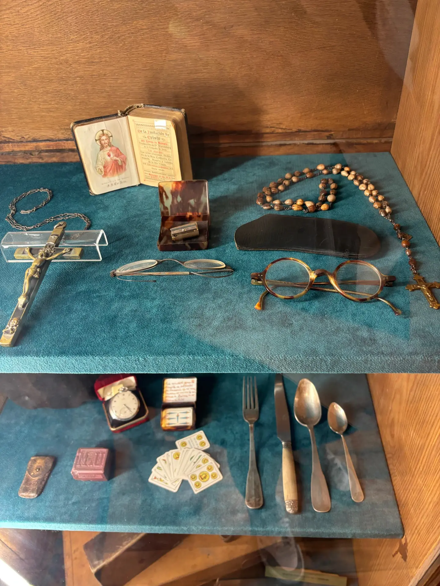 Gafas, rosario y objetos personales de Miguel de Unamuno en una vitrina de su casa-museo en Salamanca — Foto propia La Maleta Inquieta, junio 2026
