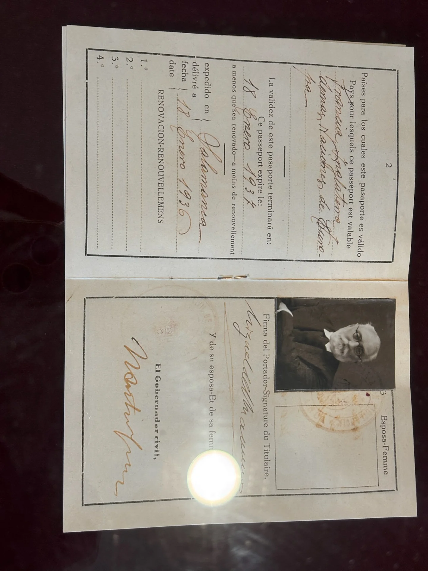 Pasaporte de Miguel de Unamuno expedido en Salamanca en enero de 1936, con foto y firma. Foto propia La Maleta Inquieta, junio 2026