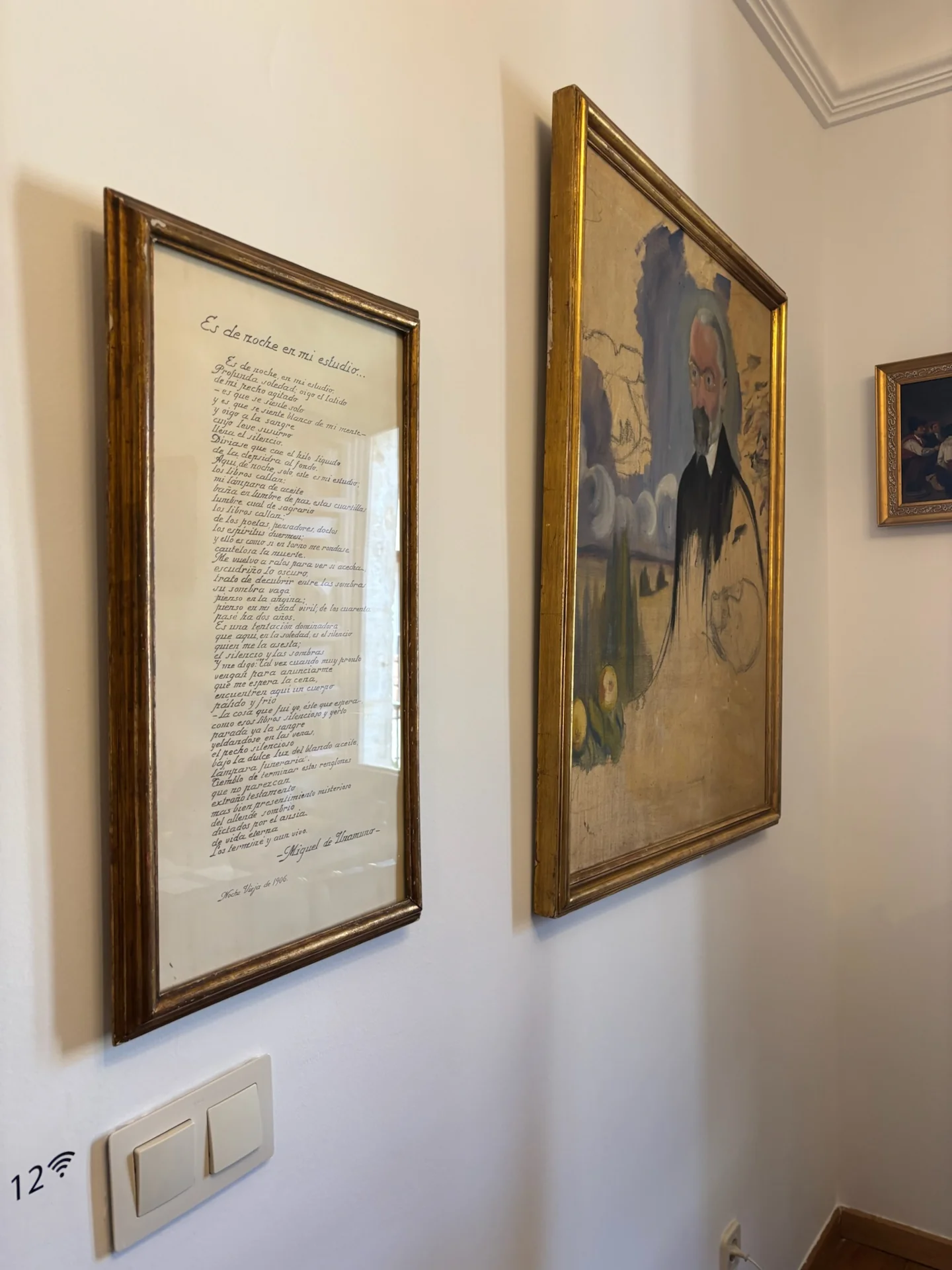 Retrato pintado de Unamuno junto a su poema manuscrito 'Es de noche en mi estudio' en la Casa-Museo. Foto propia La Maleta Inquieta, junio 2026