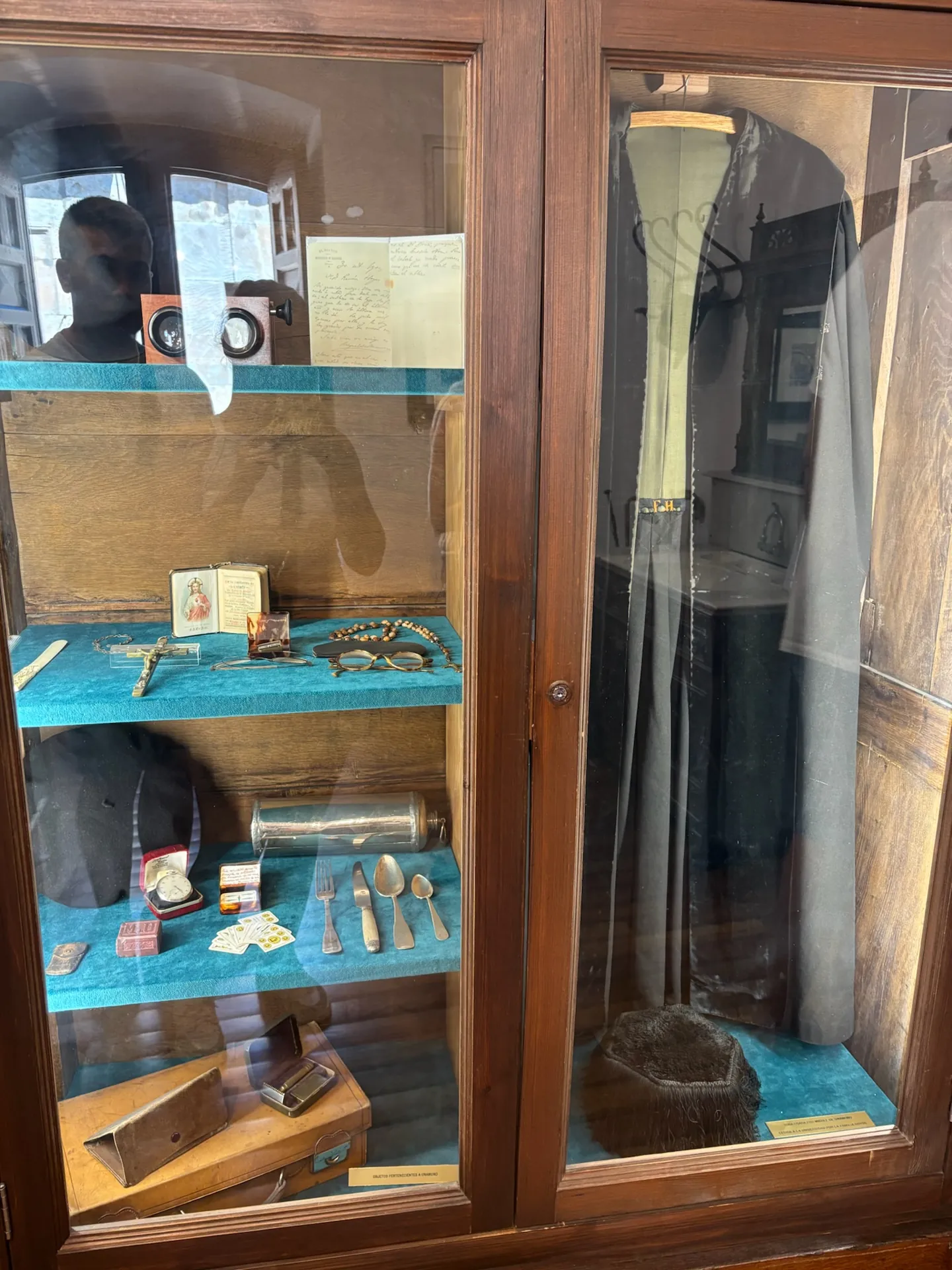 Vitrina con la toga de rector de Unamuno, sus gafas redondas, el rosario y el reloj en la Casa-Museo. Foto propia La Maleta Inquieta, septiembre 2026