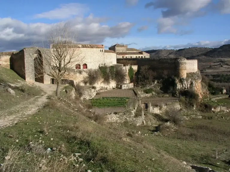 Conjunto del Castillo de Peña Bermeja de Brihuega sobre el risco rojizo