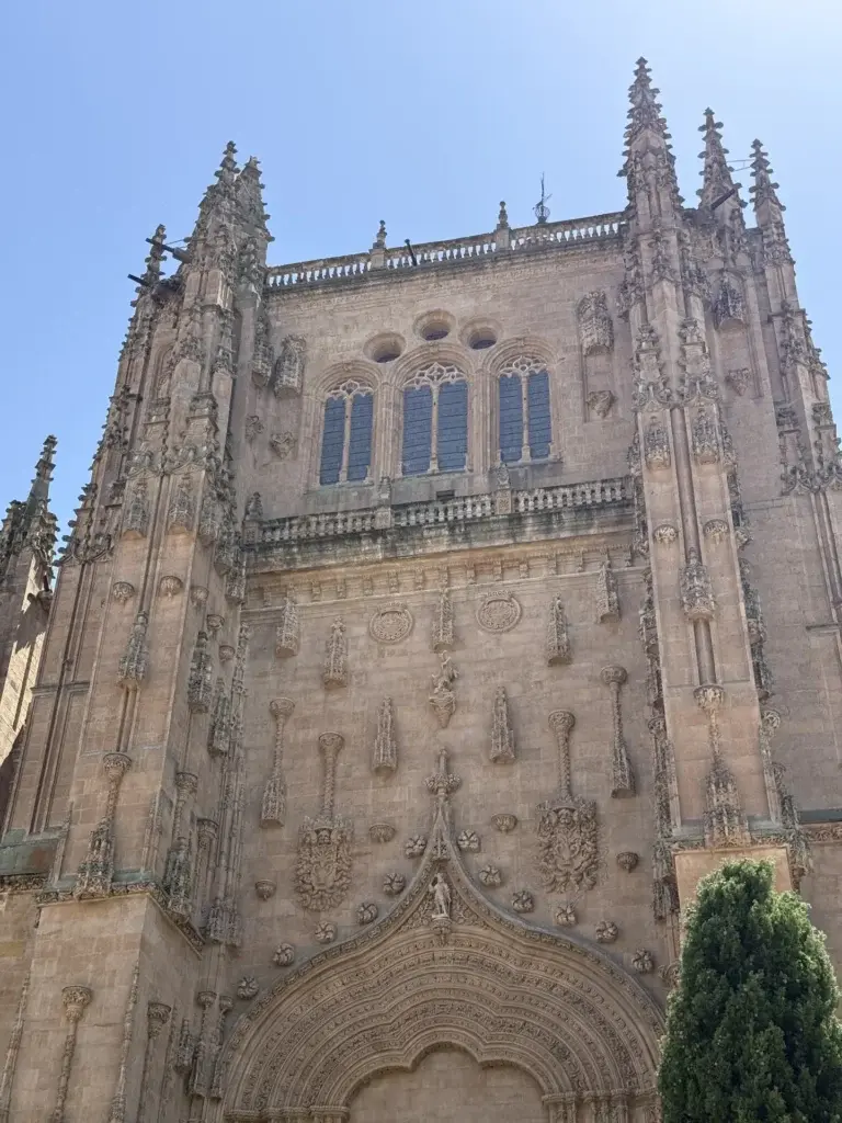 Fachada principal de la Catedral Nueva con decoración plateresca y pináculos góticos en Salamanca — Foto propia La Maleta Inquieta, junio 2026