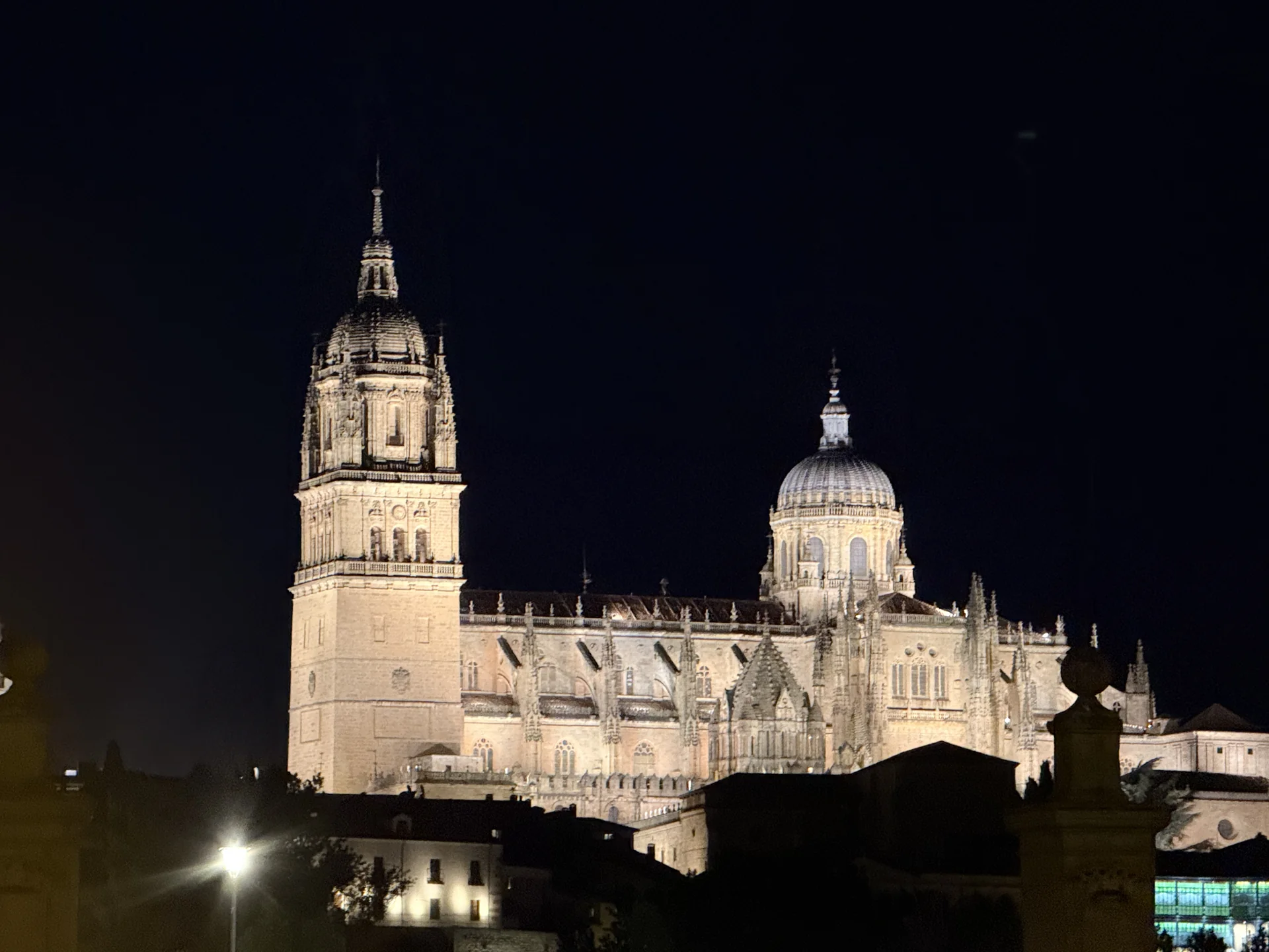 Catedral de Salamanca iluminada de noche con su torre y cúpula destacadas — Foto propia La Maleta Inquieta, junio 2026