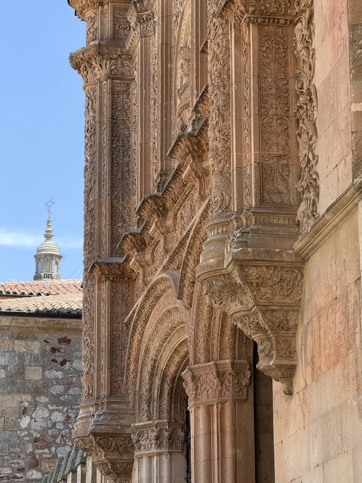 La Puerta de Ramos plateresca de la Catedral de Salamanca con la torre al fondo, Foto propia La Maleta Inquieta, septiembre 2026