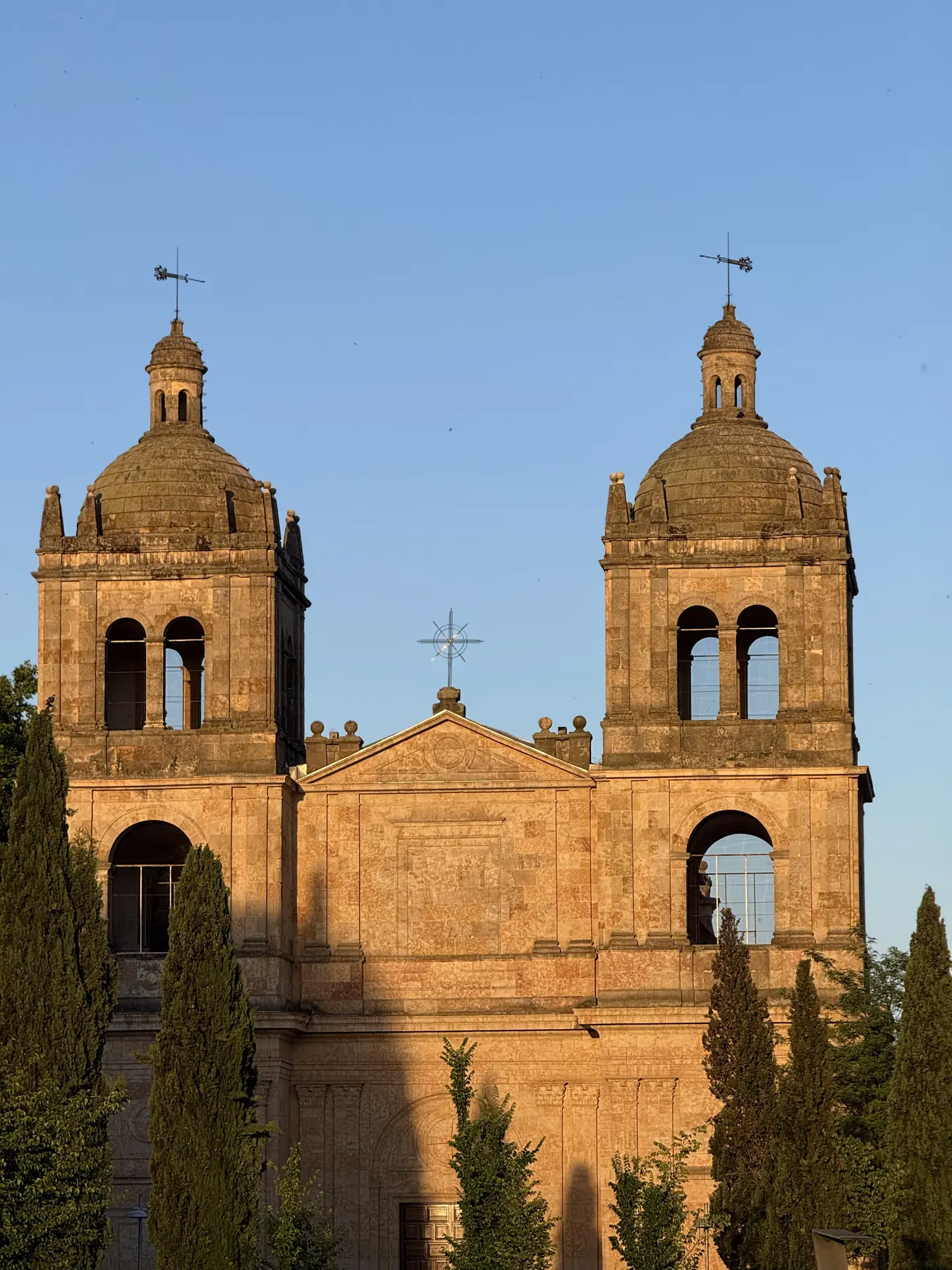 Torres y cúpula de la Catedral de Salamanca en piedra de Villamayor doradas al atardecer (foto propia La Maleta Inquieta, junio 2026)