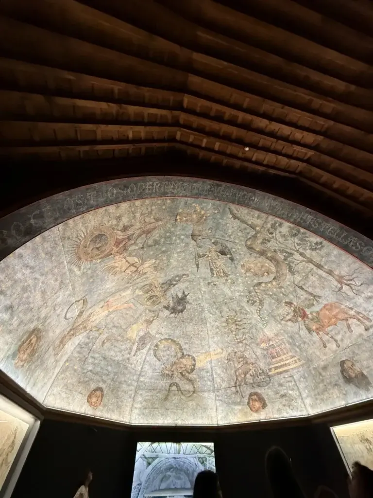 Boveda pintada del Cielo de Salamanca con el firmamento y constelaciones del zodiaco — Foto propia La Maleta Inquieta, junio 2026