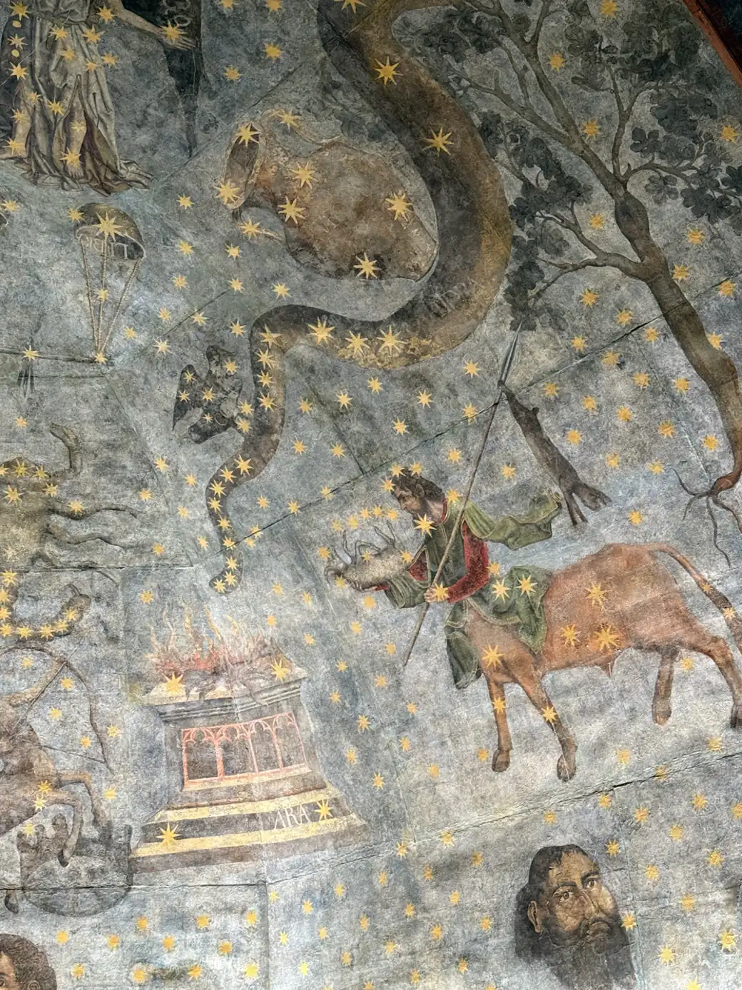 Detalle de las constelaciones y signos del zodiaco del Cielo de Salamanca iluminados sobre fondo oscuro (foto propia La Maleta Inquieta, primavera 2026)