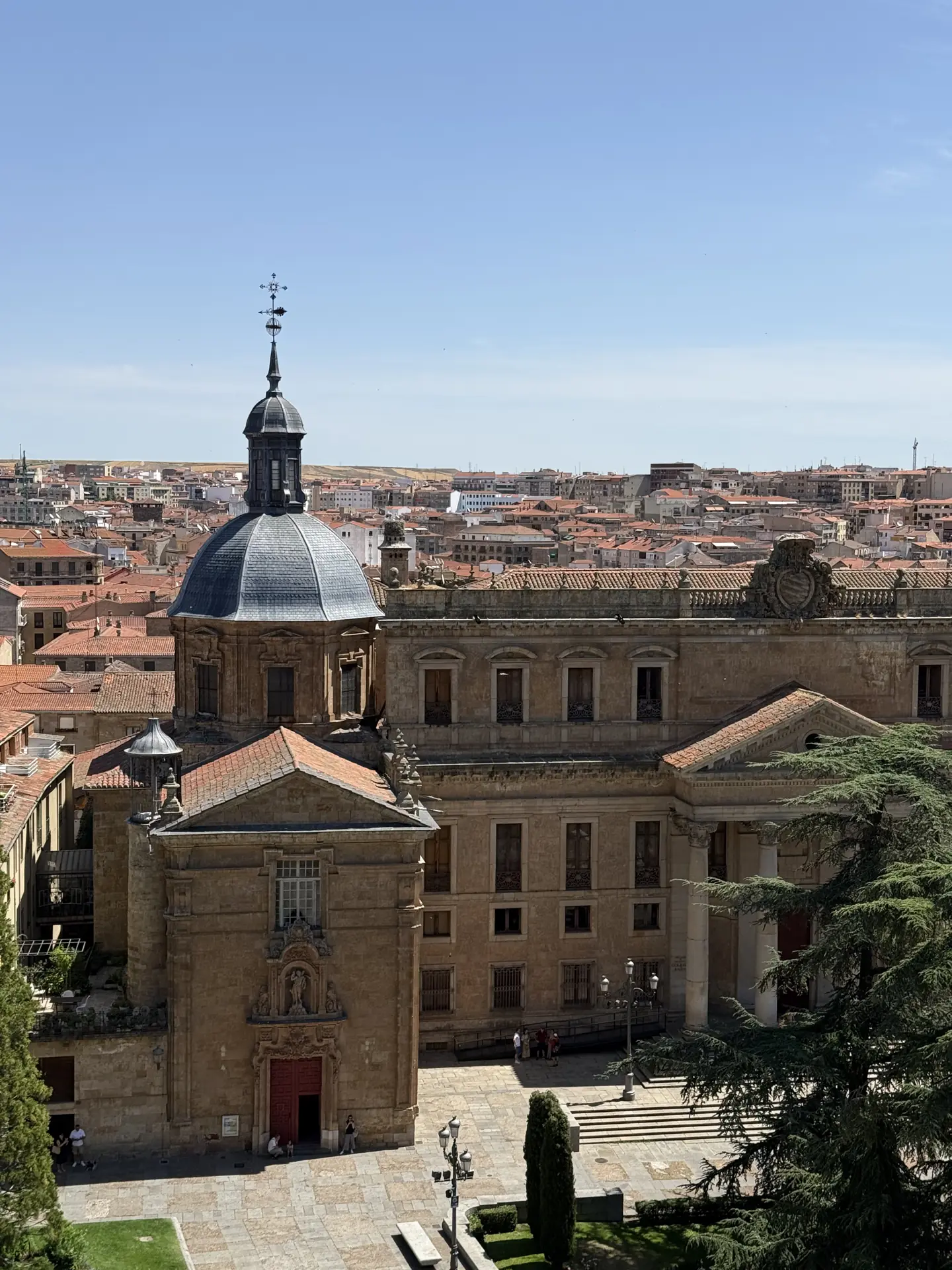 Cúpula de la Clerecía asomando sobre los tejados desde la Plaza de Anaya en Salamanca, Foto propia La Maleta Inquieta, septiembre 2026