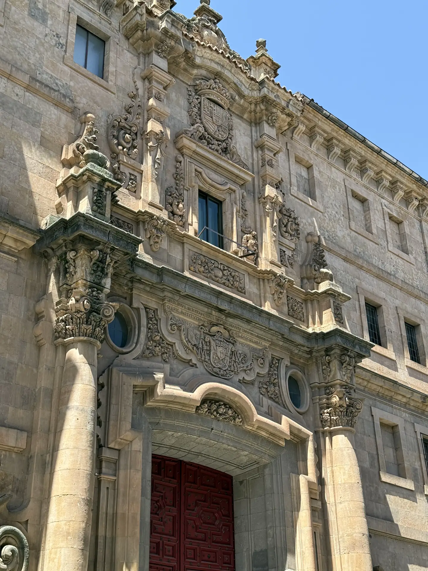 Portada barroca de entrada a la Clerecía de Salamanca — Foto propia La Maleta Inquieta, junio 2026