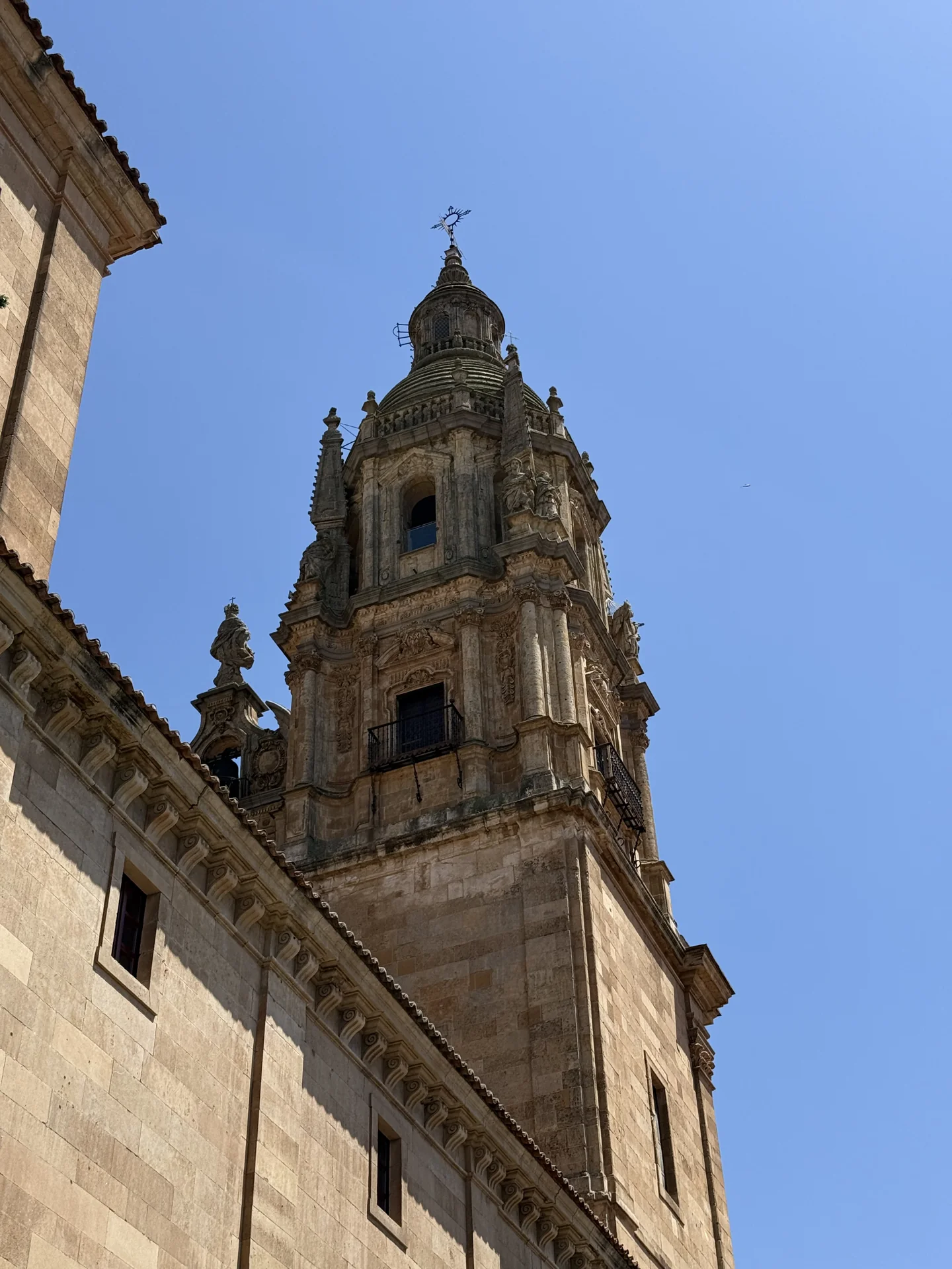 Torre barroca de La Clerecía en Salamanca vista desde el claustro con decoración y veleta — Foto propia La Maleta Inquieta, junio 2026