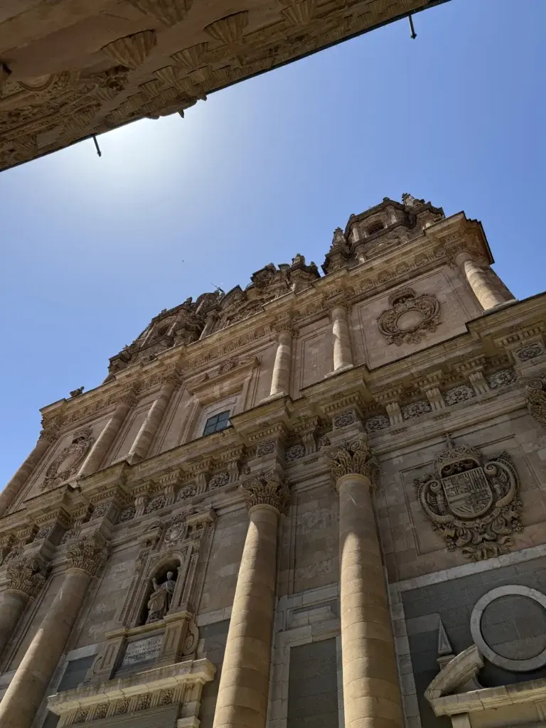 Fachada de la Universidad de Salamanca desde las torres de Scala Coeli con columnas barrocas — Foto propia La Maleta Inquieta, junio 2026