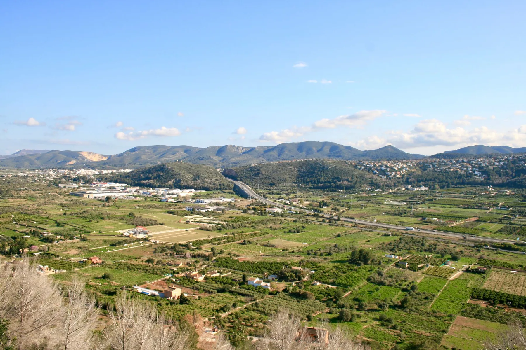 Foto propia La Maleta Inquieta, junio 2026: carretera CM-2004 entre la campiña de la Alcarria camino de Brihuega