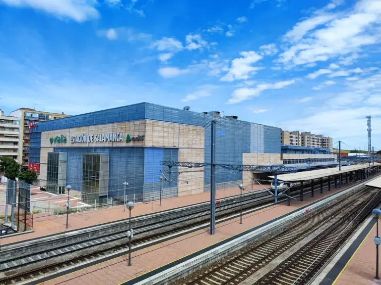 Estación de tren de Salamanca con sus andenes y vías — La Maleta Inquieta
