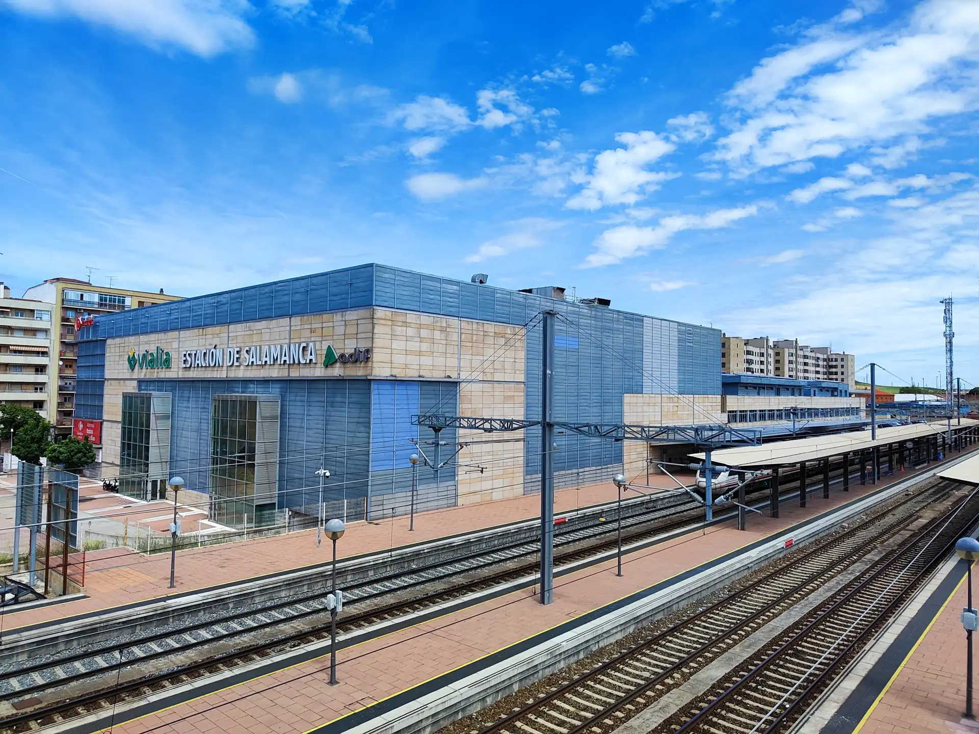 Estación de tren de Salamanca con un convoy detenido en el andén, punto de llegada habitual desde Madrid — Foto propia La Maleta Inquieta, junio 2026