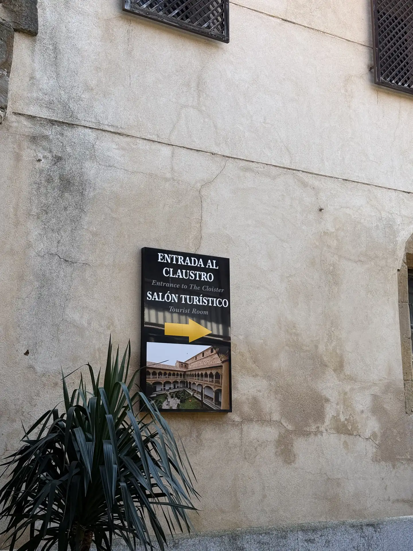 Cartel de entrada al claustro del Convento de las Dueñas de Salamanca — Foto propia La Maleta Inquieta, junio 2026