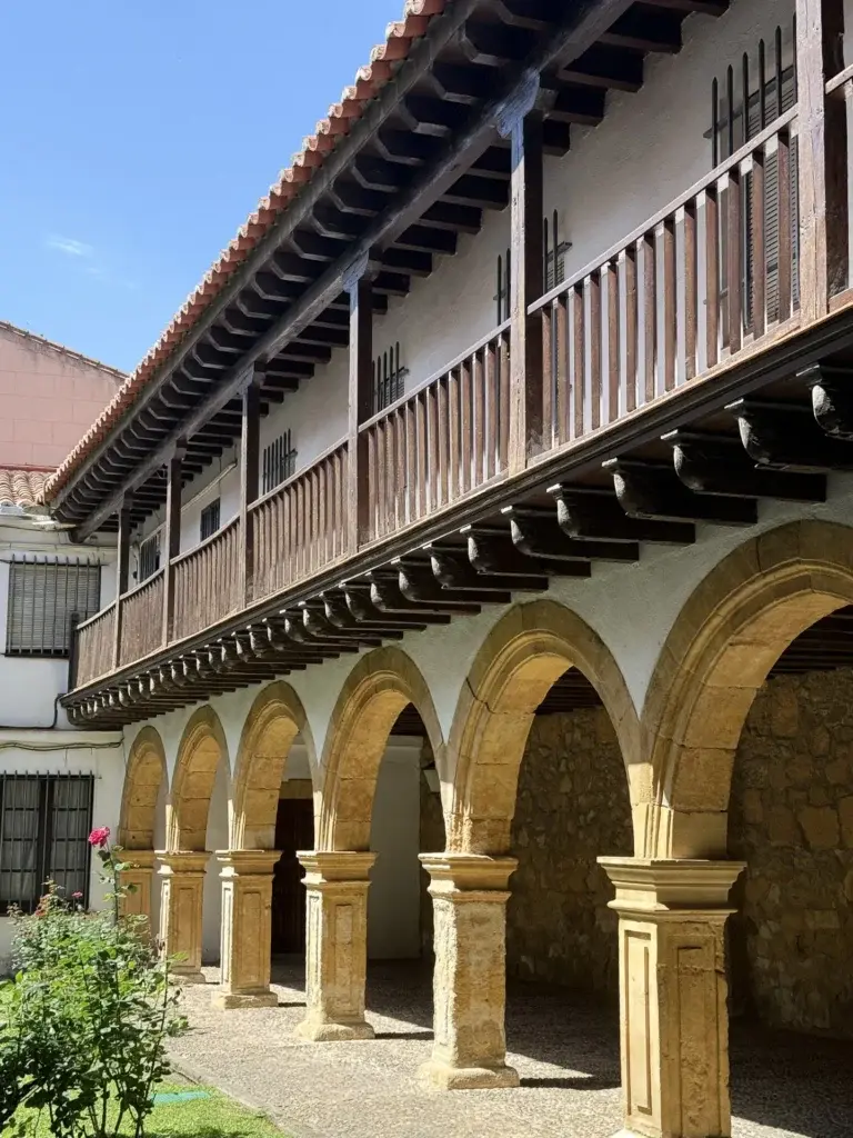 Claustro renacentista del Convento de las Dueñas con arcos de piedra y galería superior — Foto propia La Maleta Inquieta, junio 2026