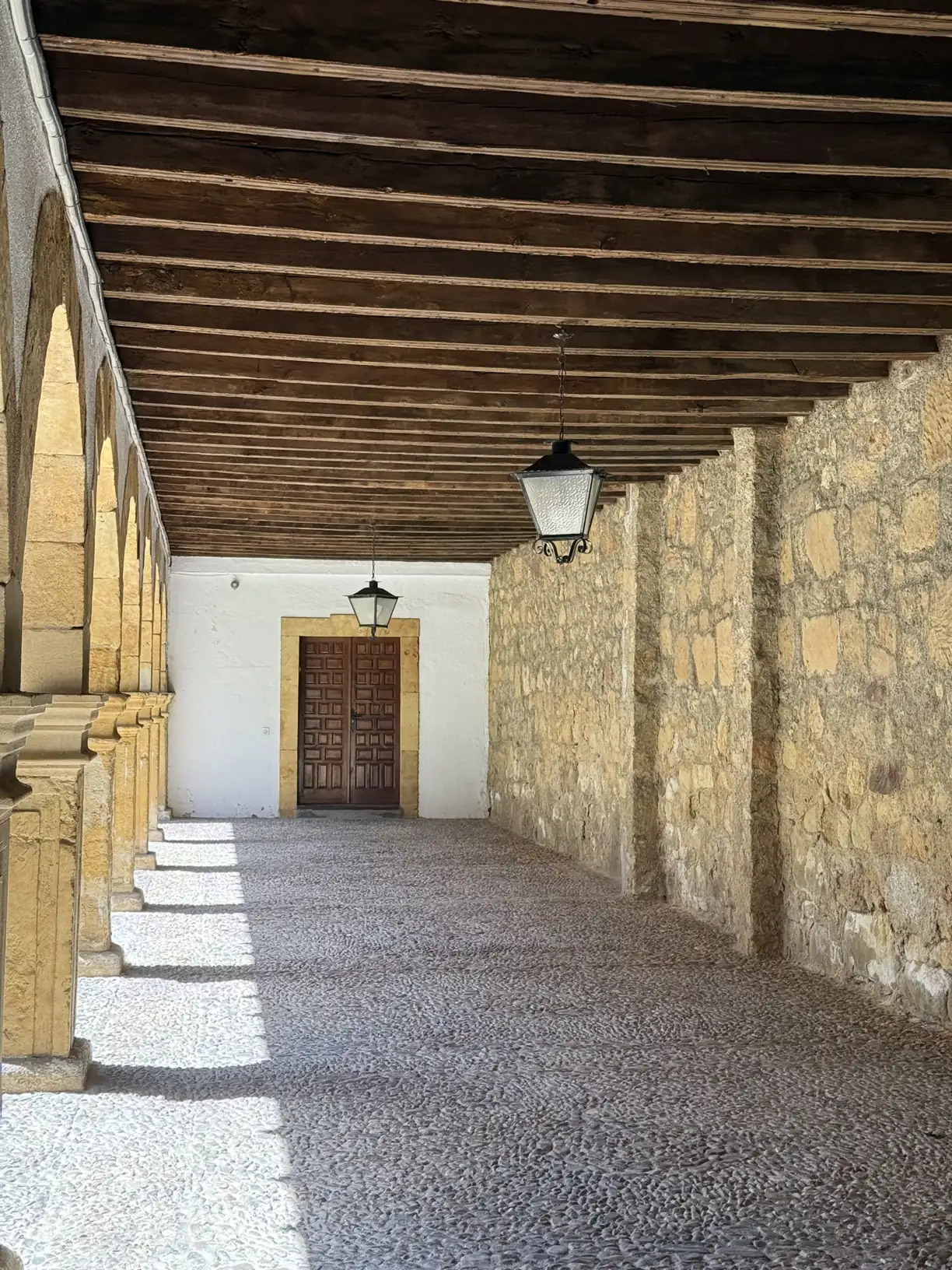 Galería alta del claustro del Convento de las Dueñas de Salamanca con su techumbre de madera — Foto propia La Maleta Inquieta, junio 2026
