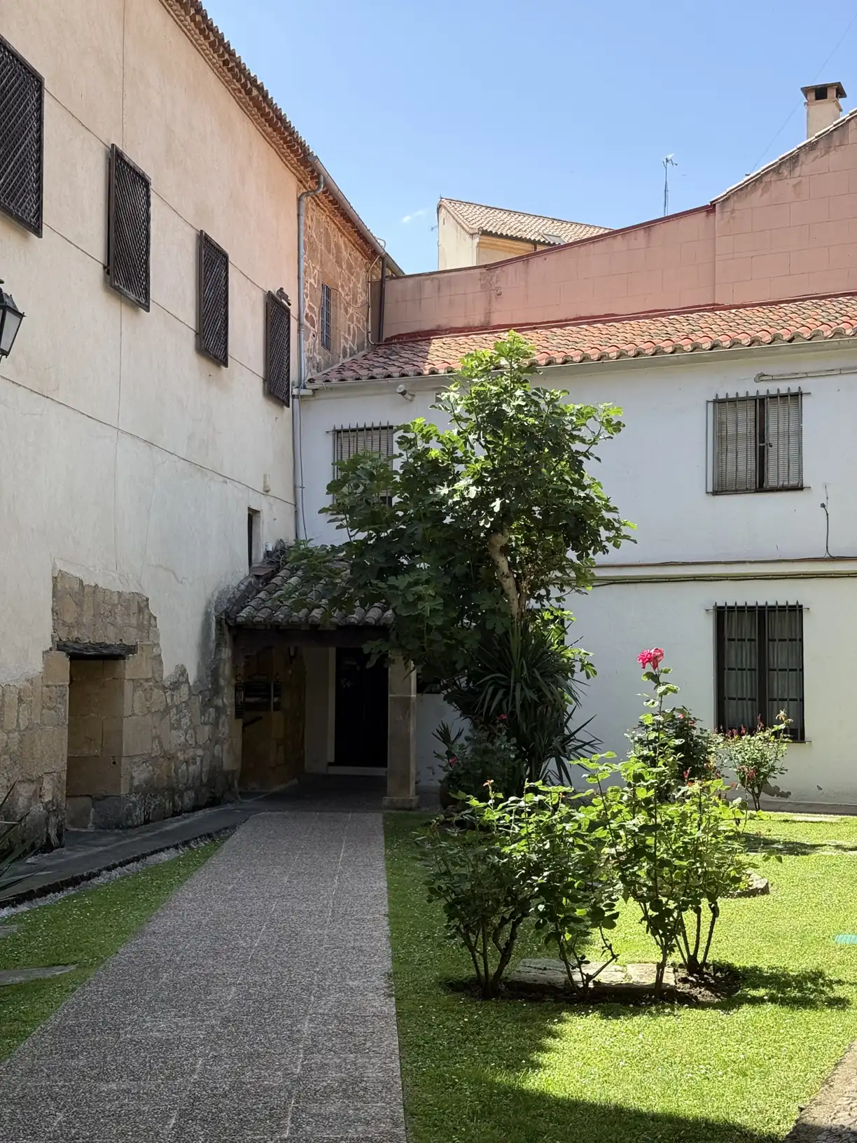 Jardín interior del claustro del Convento de las Dueñas de Salamanca — Foto propia La Maleta Inquieta, junio 2026