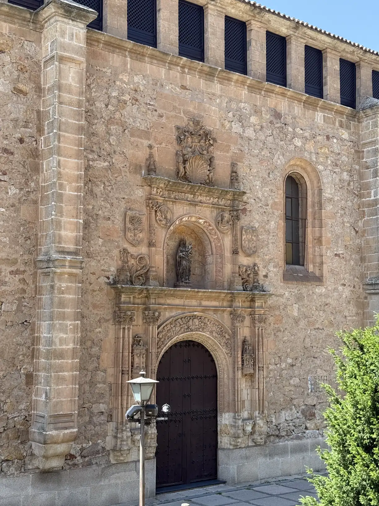 Portada renacentista de entrada al Convento de las Dueñas de Salamanca, Foto propia La Maleta Inquieta, septiembre 2026