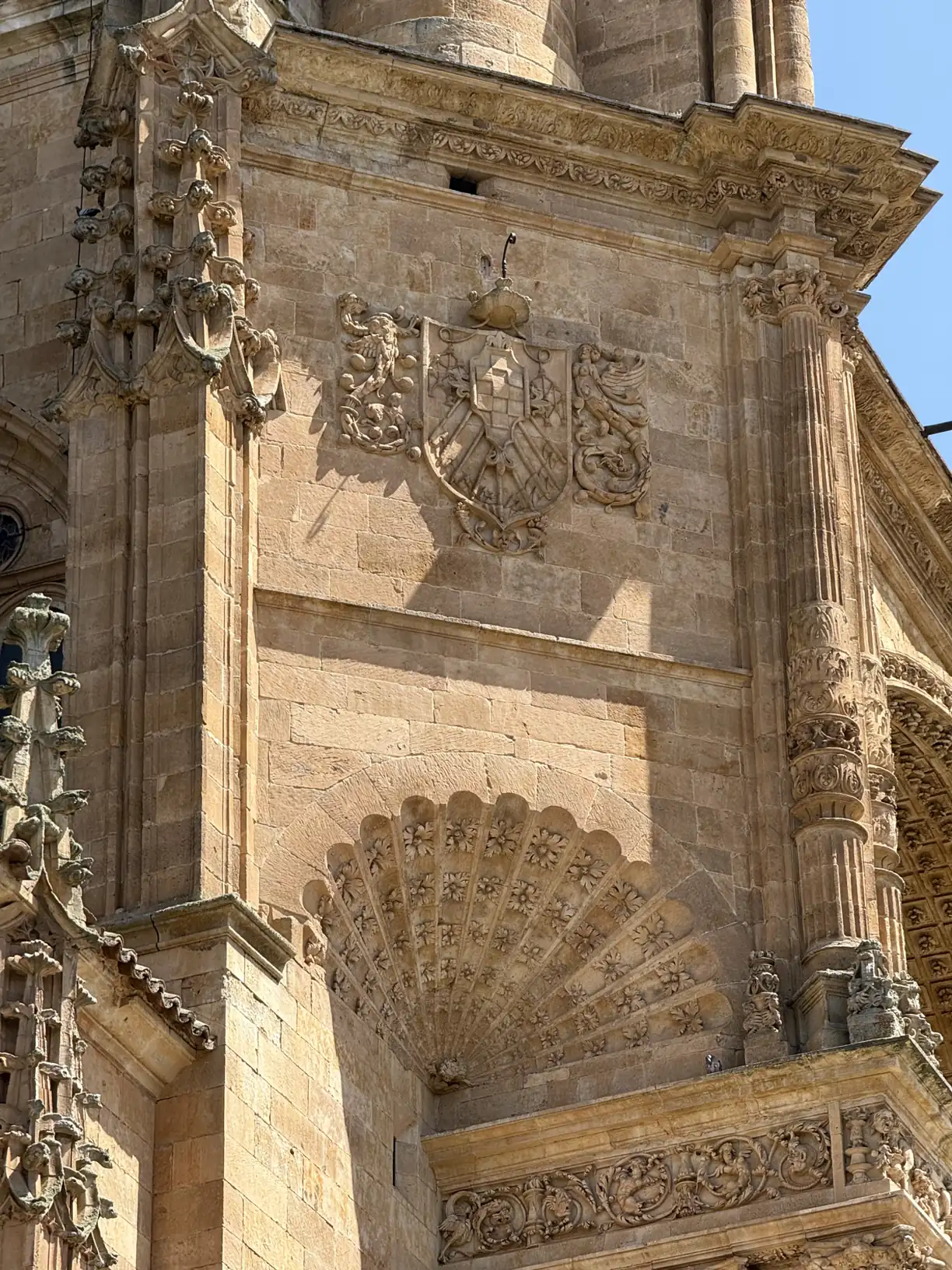 Detalle de una concha tallada en la fachada plateresca del Convento de San Esteban de Salamanca, Foto propia La Maleta Inquieta, septiembre 2026