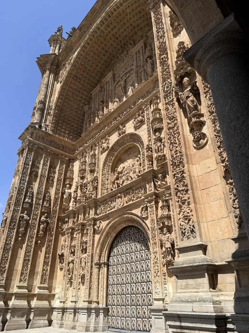 Detalle del relieve plateresco de la fachada del Convento de San Esteban de Salamanca a la luz del atardecer (foto propia La Maleta Inquieta)