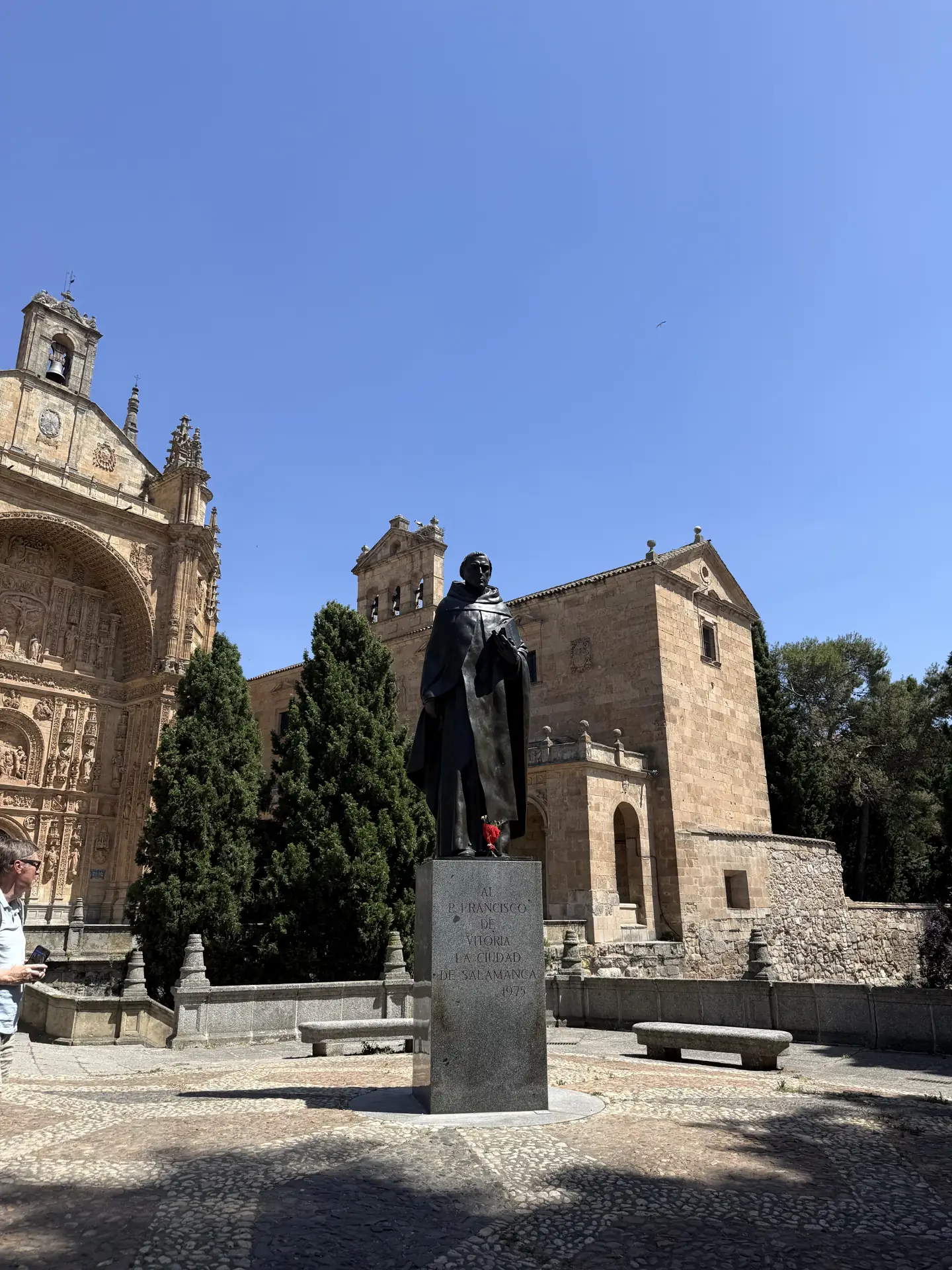 Escultura de Fray Francisco de Vitoria junto al Convento de San Esteban de Salamanca, Foto propia La Maleta Inquieta, septiembre 2026