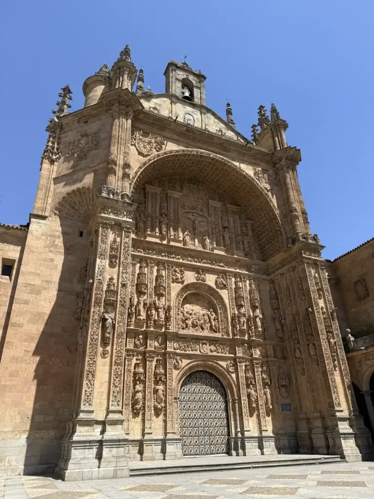 Fachada plateresca del Convento de San Esteban con portada monumental y relieve del martirio — Foto propia La Maleta Inquieta, junio 2026
