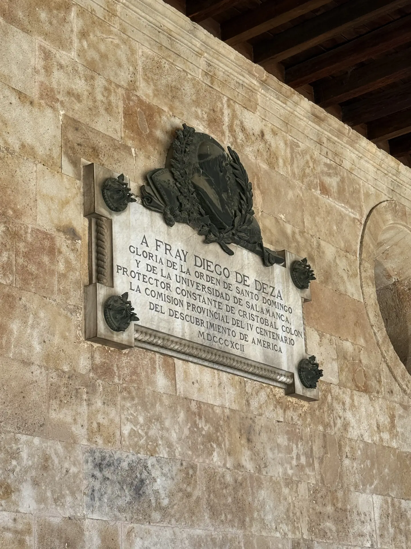 Placa dedicada a Fray Diego de Deza en el Convento de San Esteban de Salamanca (foto propia La Maleta Inquieta)