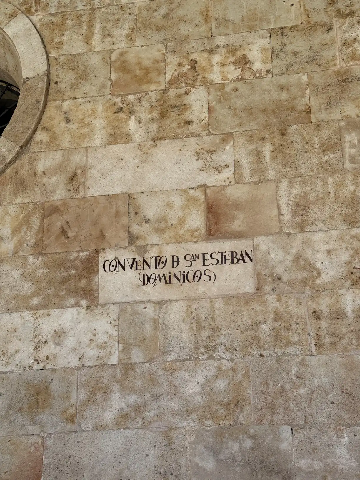 Placa con inscripción de la Orden de Predicadores en el Convento de San Esteban de Salamanca (foto propia La Maleta Inquieta)