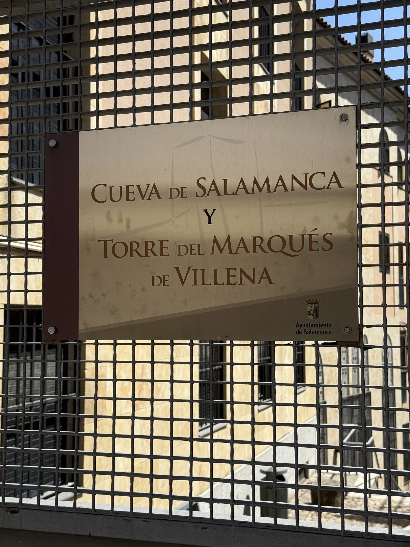 Entrada con reja y cartel de la Cueva de Salamanca, la antigua cripta de San Cebrián. Foto propia La Maleta Inquieta, junio 2026