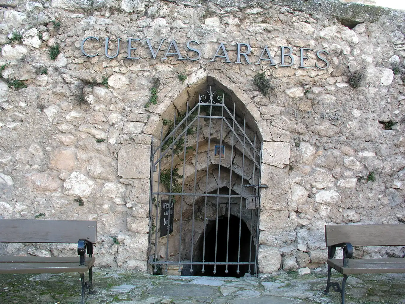 Entrada a las Cuevas Árabes de Brihuega en la Plaza del Coso. Foto propia La Maleta Inquieta, junio 2026