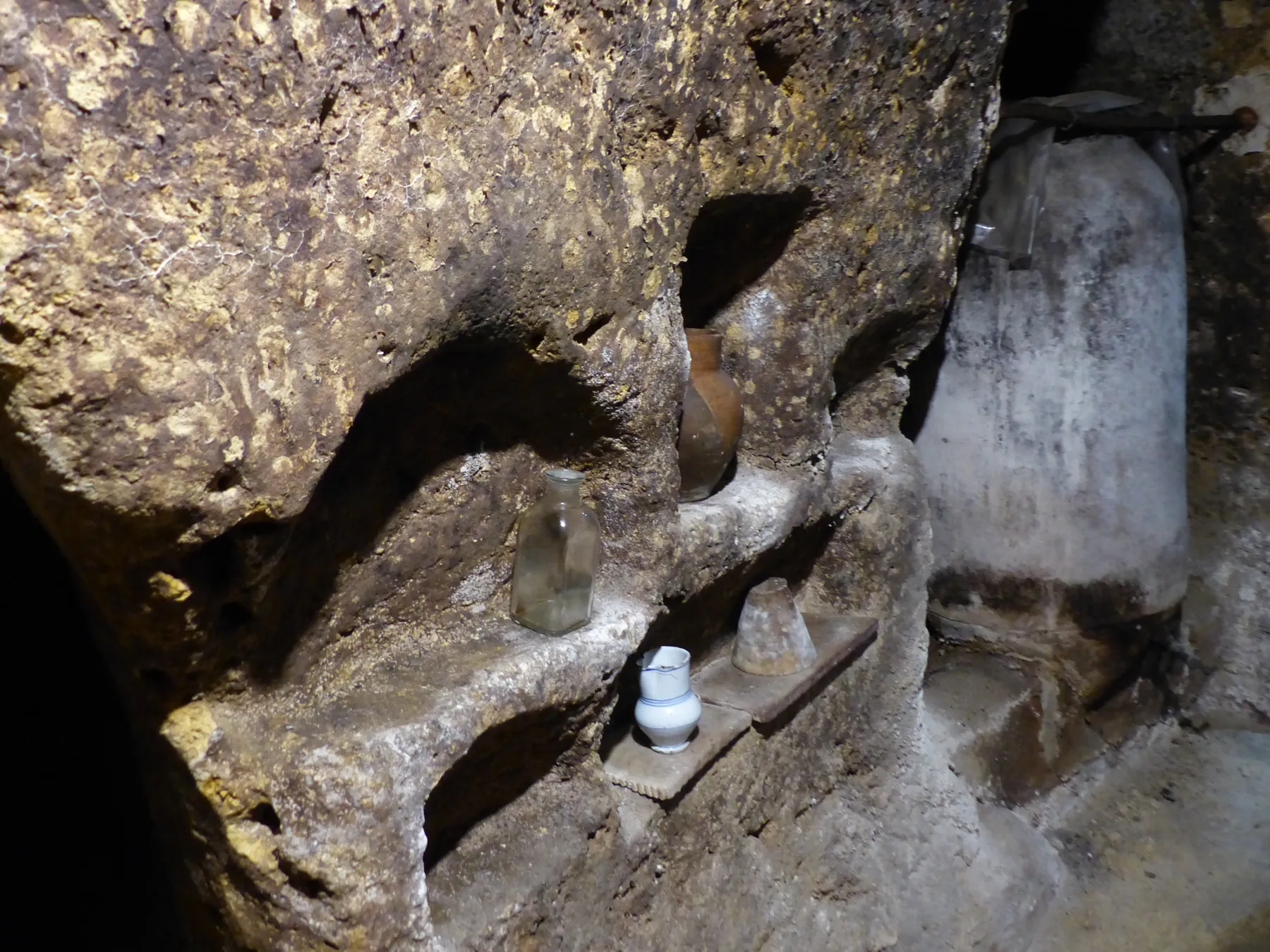 Interior de las Cuevas Árabes de Brihuega con tinajas excavadas en la roca. Foto propia La Maleta Inquieta, junio 2026