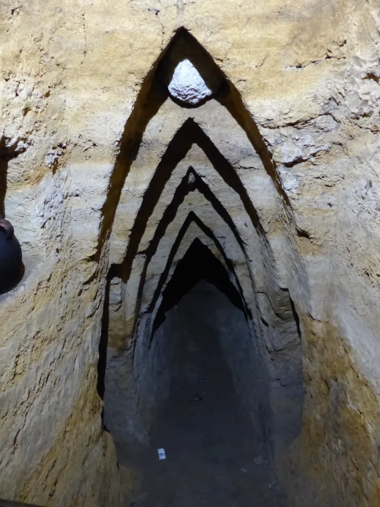 Túnel ojival excavado en la roca en el interior de las Cuevas Árabes de Brihuega
