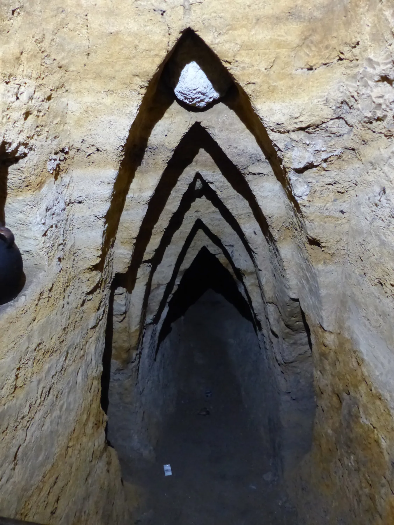Galería iluminada de las Cuevas Árabes de Brihuega excavada en la roca. Foto propia La Maleta Inquieta, junio 2026