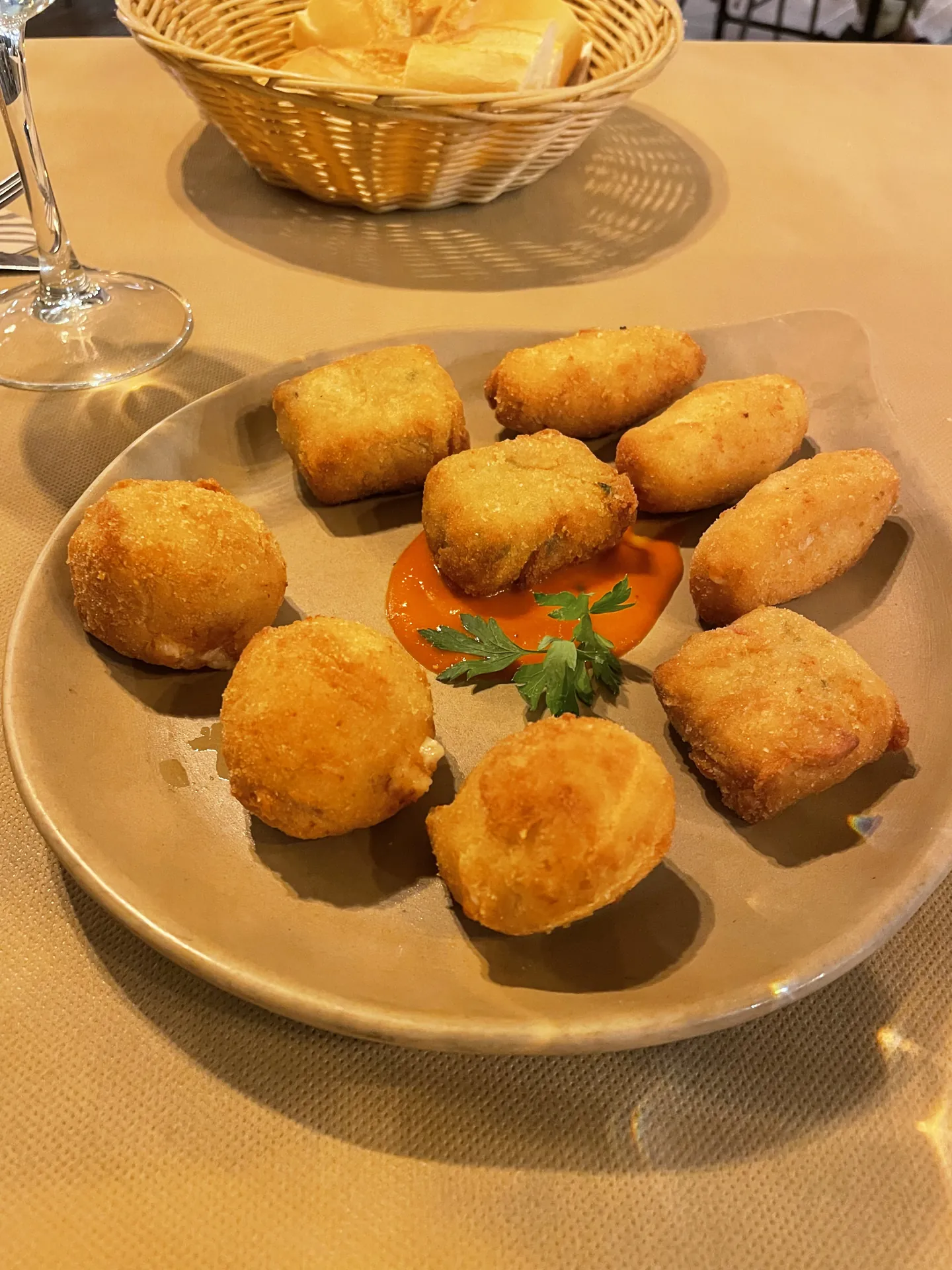 Croquetas caseras doradas servidas como tapa en un restaurante de Brihuega — Foto propia La Maleta Inquieta