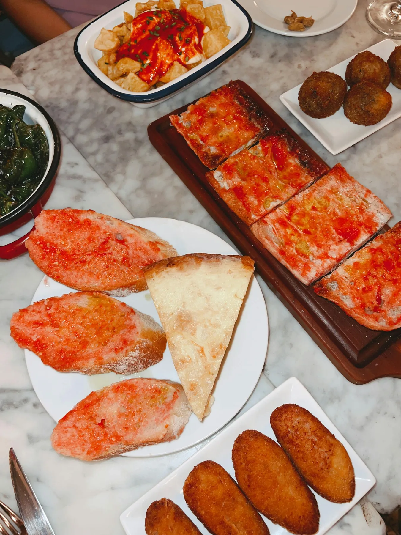Tapas y raciones de la cocina de la Alcarria en un bar de Brihuega — Foto propia La Maleta Inquieta