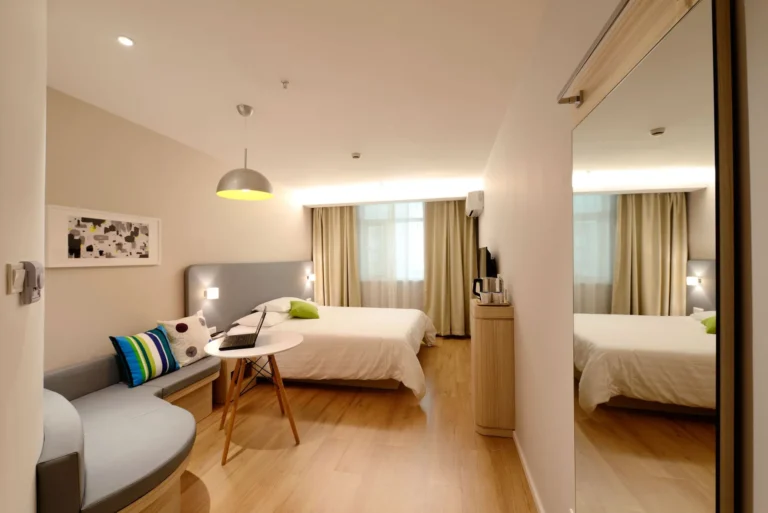 Habitación de hotel moderna y luminosa con cama doble y zona de estar — La Maleta Inquieta