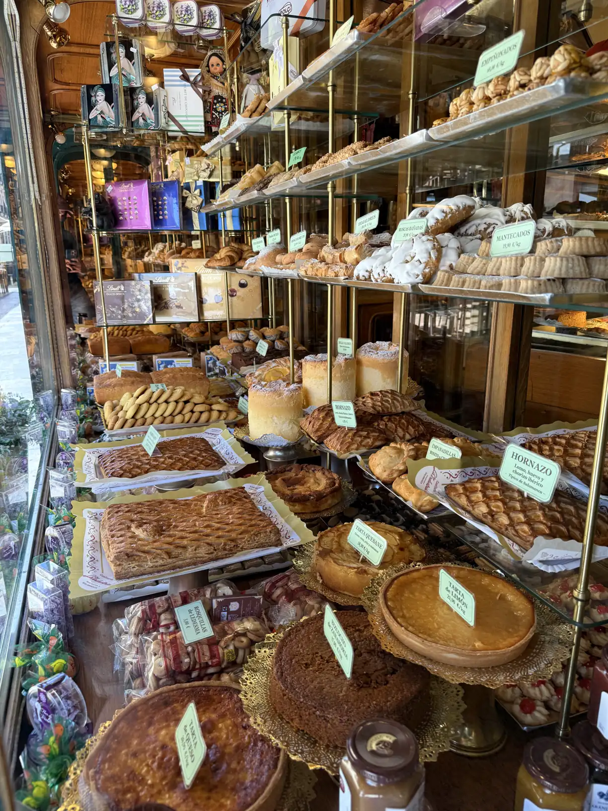 Escaparate de panadería tradicional de Salamanca con dulces típicos en Navidad. Foto propia La Maleta Inquieta