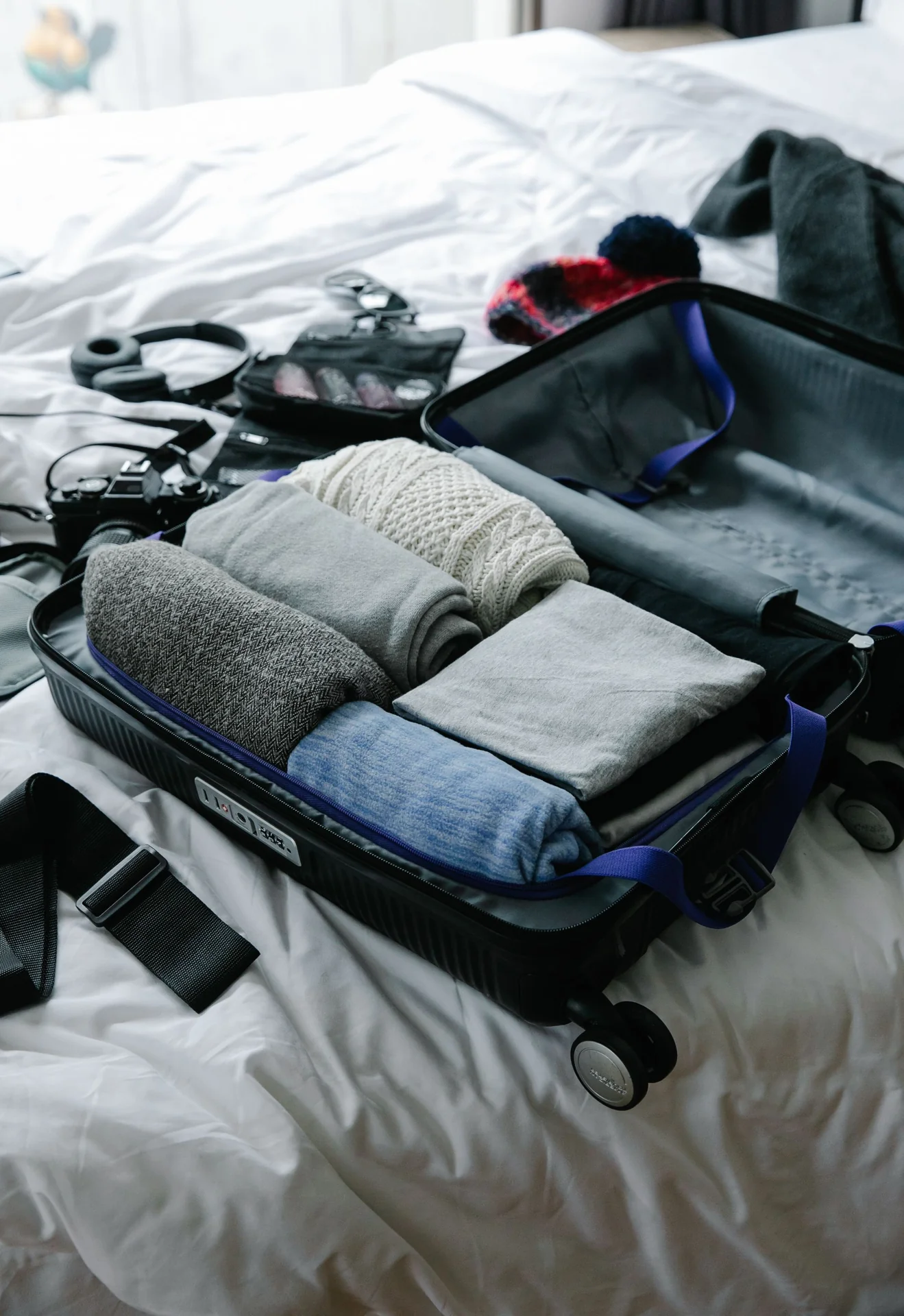 Maleta abierta con ropa por capas y calzado cómodo preparada para un viaje a Salamanca — Foto propia La Maleta Inquieta, junio 2026