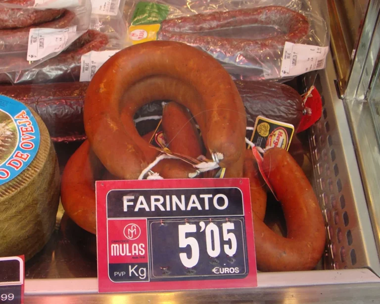 Farinato, el embutido típico de Salamanca, a la venta en una carnicería — La Maleta Inquieta