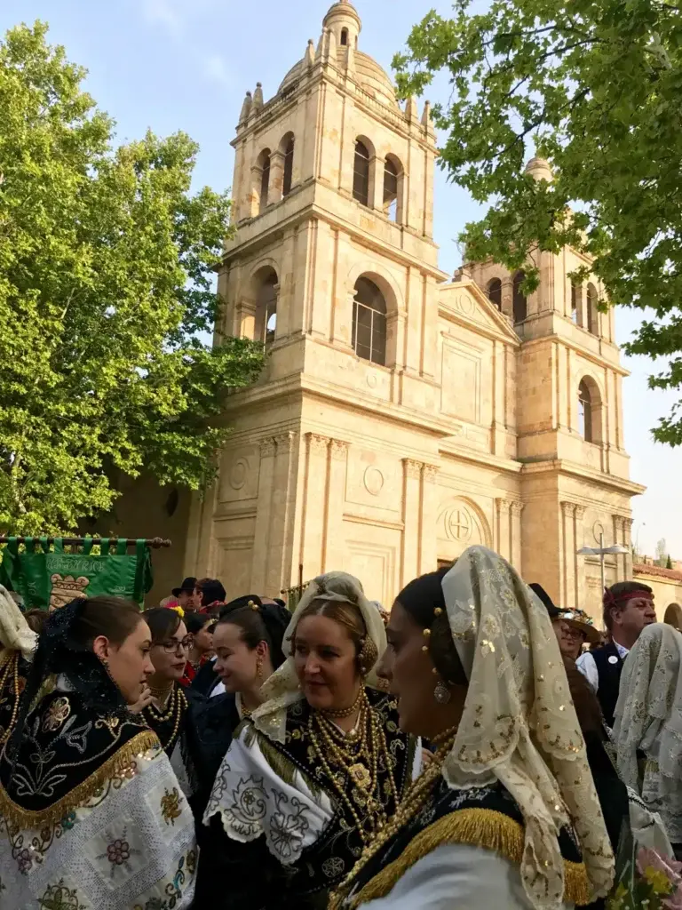 Mujeres con el traje tradicional charro durante las fiestas de Salamanca — La Maleta Inquieta