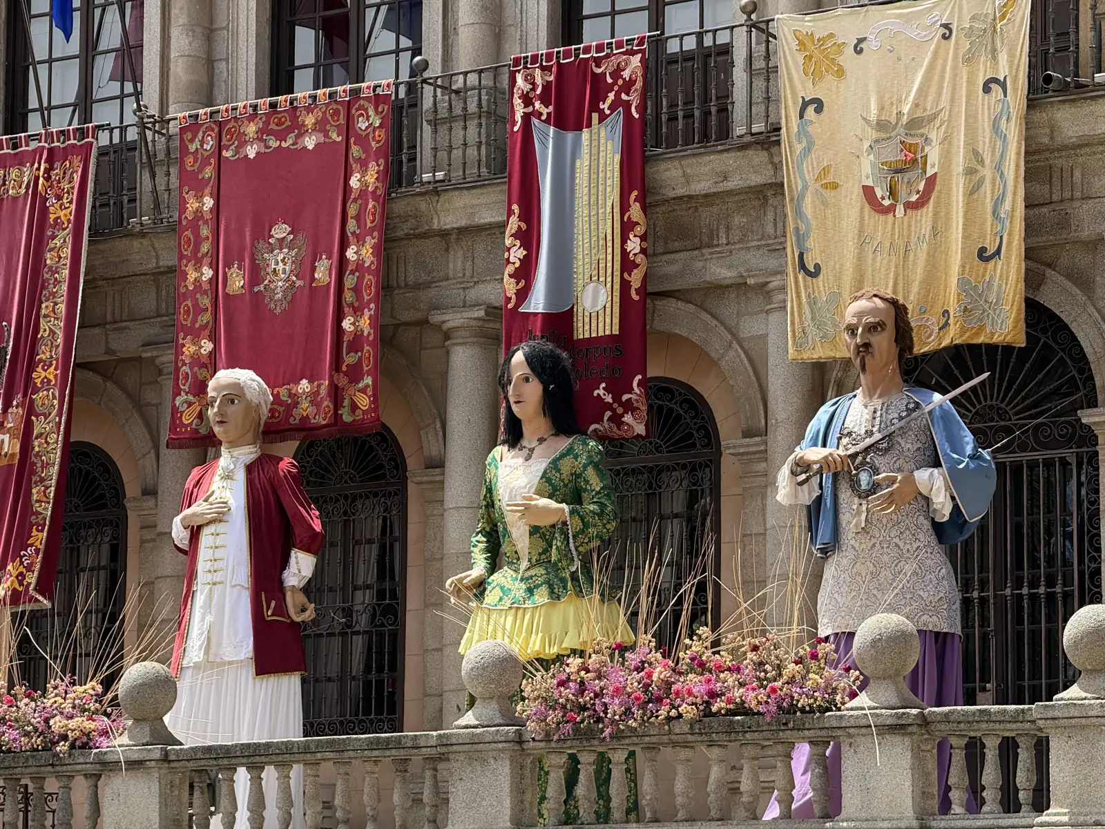 Los Gigantones del Corpus de Toledo ante la fachada del Ayuntamiento con reposteros bordados — Foto propia La Maleta Inquieta, junio 2026