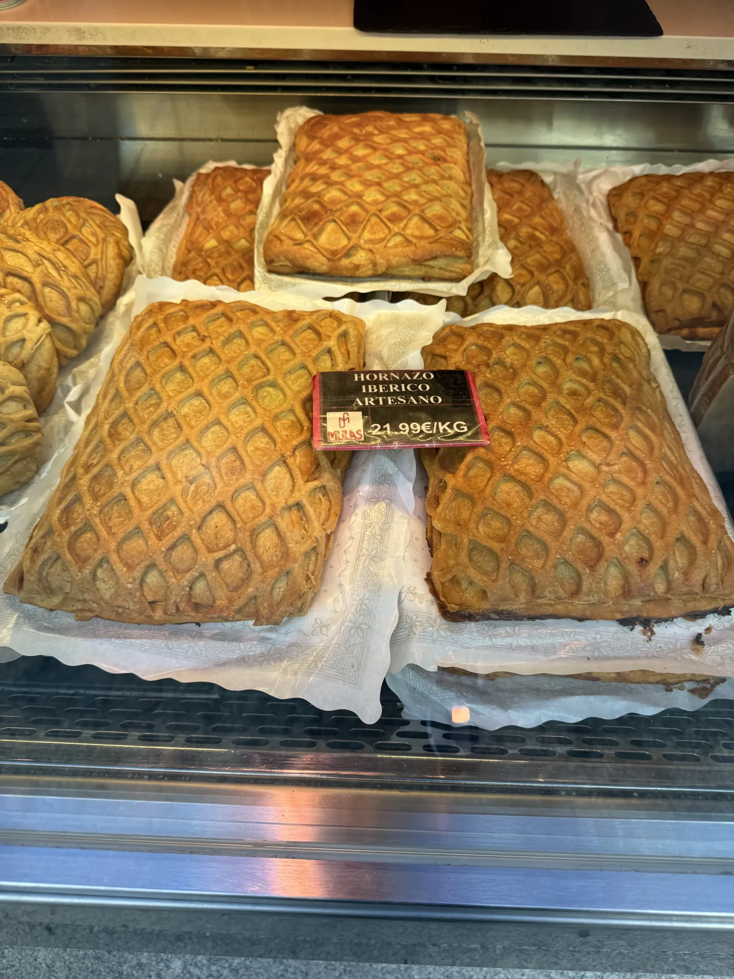 Hornazo de Salamanca en el escaparate de una panadería artesana — Foto propia La Maleta Inquieta, junio 2026