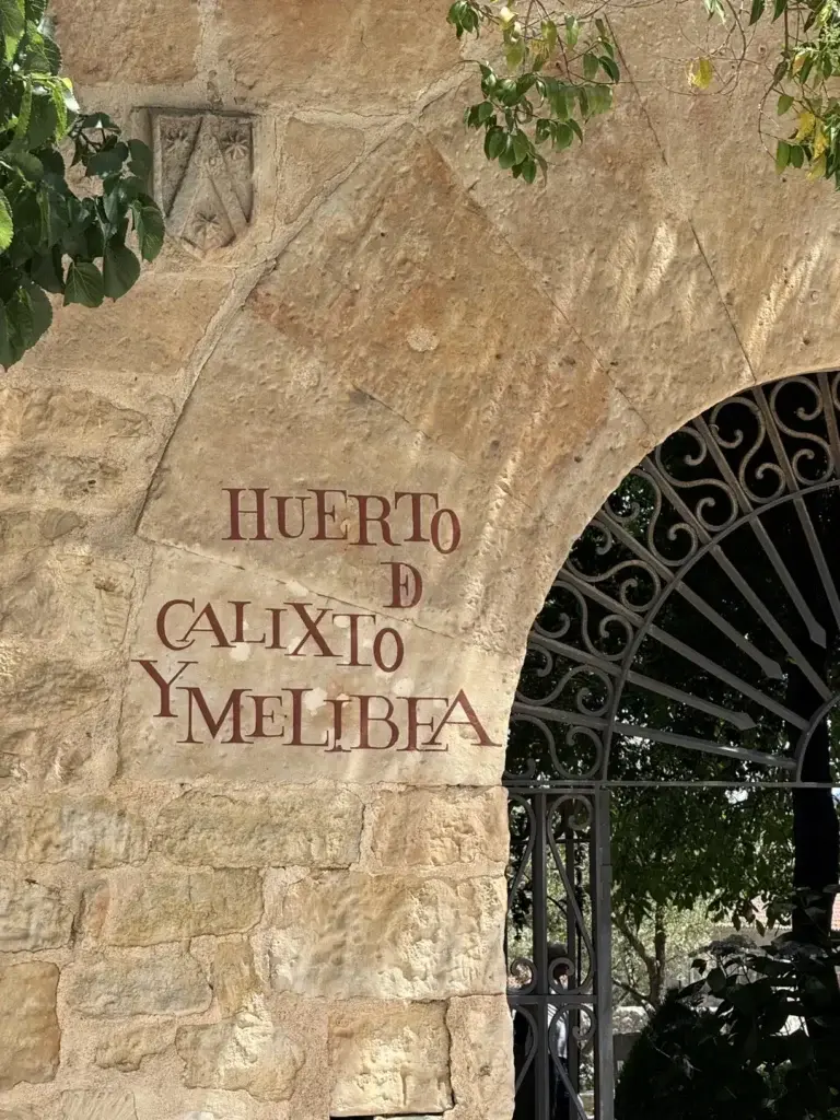 Entrada al Huerto de Calixto y Melibea con rótulo grabado en piedra y puerta de hierro forjado — Foto propia La Maleta Inquieta, junio 2026