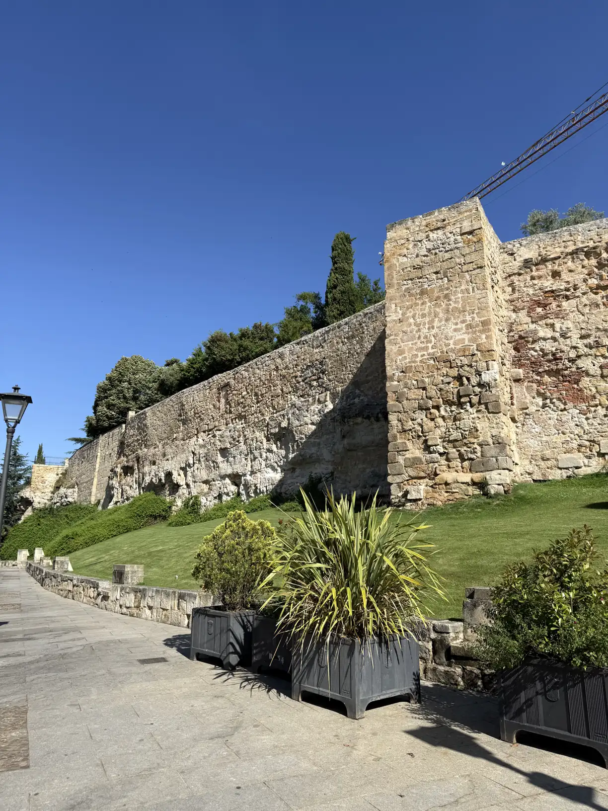 Jardín del Huerto de Calixto y Melibea junto a la muralla de Salamanca, buen sitio para descansar con niños — Foto propia La Maleta Inquieta, junio 2026