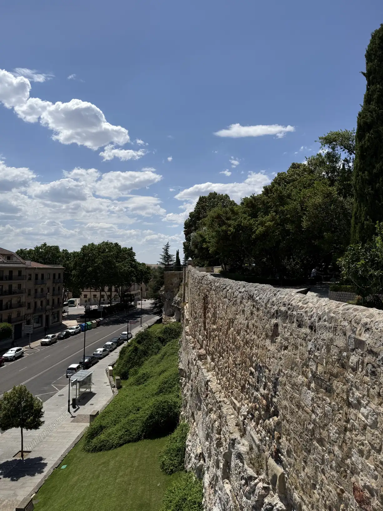 Murallas del Huerto de Calixto y Melibea vistas desde fuera, con la ciudad de Salamanca al fondo, Foto propia La Maleta Inquieta, septiembre 2026