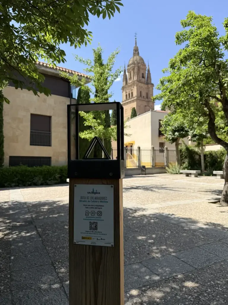Miradores de Salamanca, panel informativo del Huerto de Calixto y Melibea con la torre de la Catedral al fondo — Foto propia La Maleta Inquieta, junio 2026