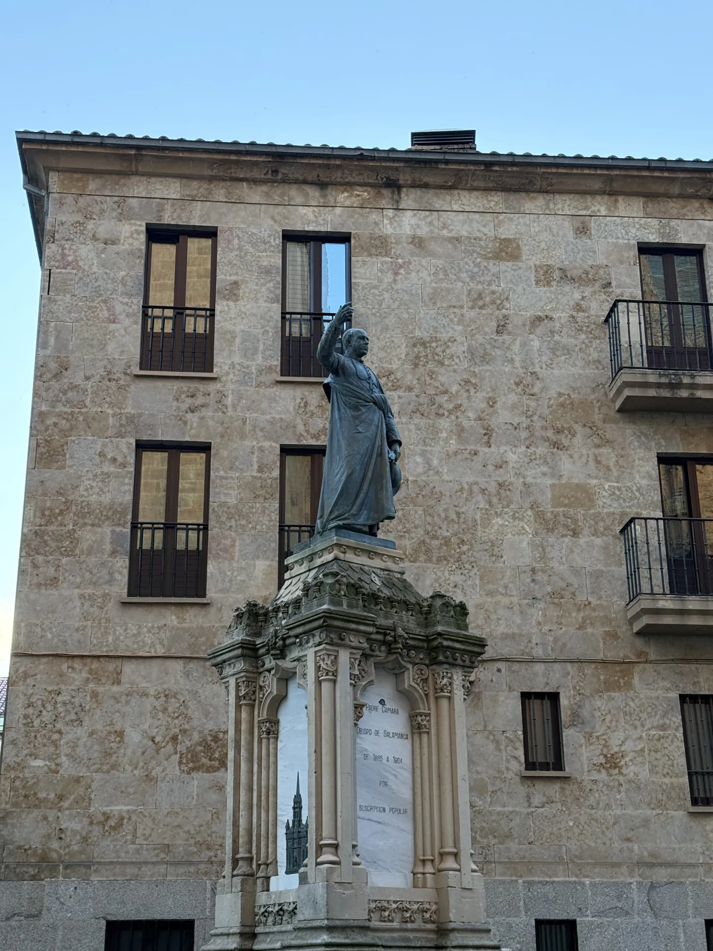 Torres y cimborrio de la Catedral de Salamanca vistos desde la Plaza de Anaya, conjunto del recorrido Ieronimus (foto propia La Maleta Inquieta, abril 2025)
