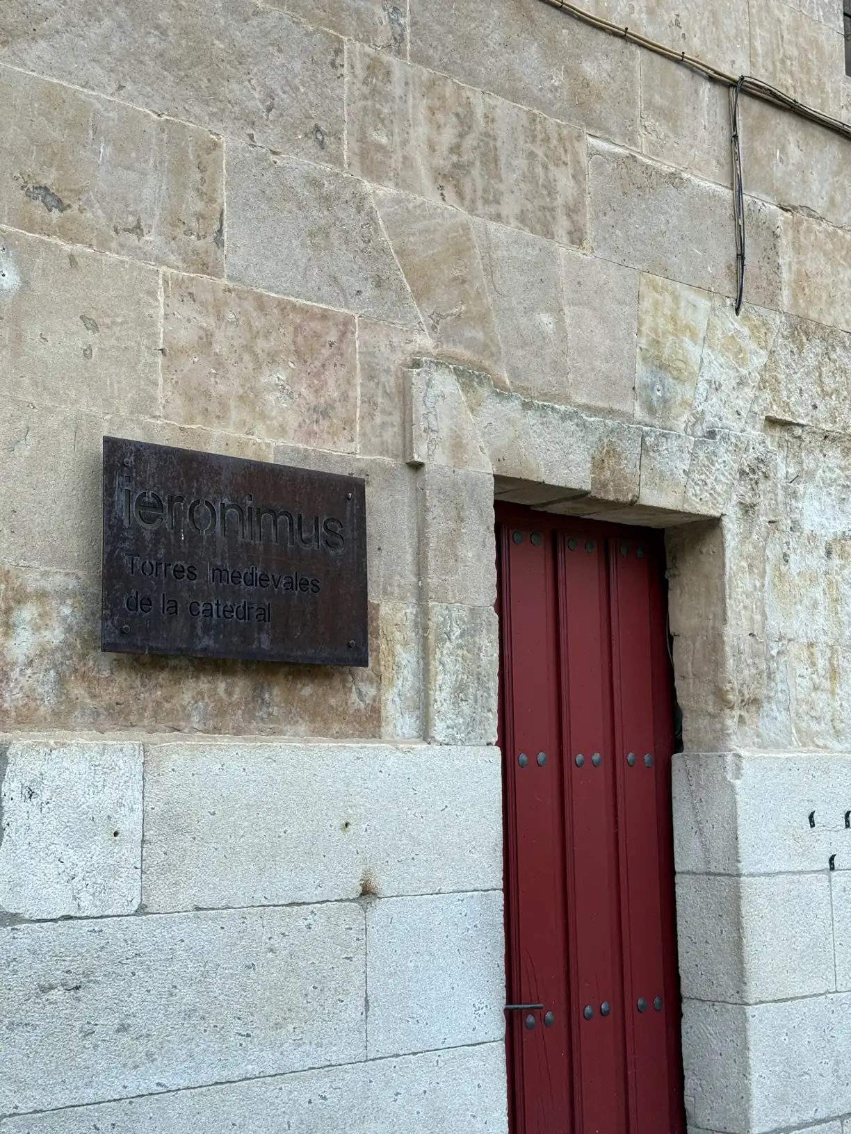 Placa de entrada a las torres medievales de la Catedral de Salamanca en el acceso de Ieronimus, Foto propia La Maleta Inquieta, septiembre 2026